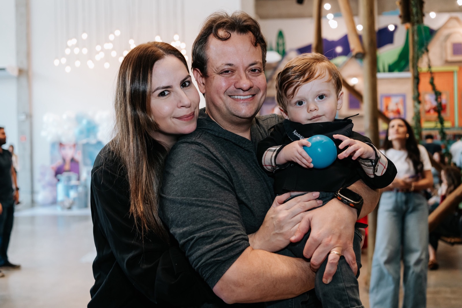 Carlos Eduardo Arteze e Daniela Arteze, fundadores da SEEDS, abraçados com o filho no colo